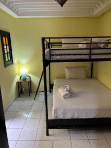 1 Schlafzimmer mit 2 Etagenbetten in einem Zimmer in der Unterkunft Riad Paolo Piscine Palmeraie in Marrakesch