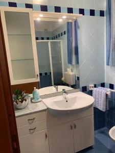 uma casa de banho com um lavatório e um espelho em Caorle & Caorle em Caorle