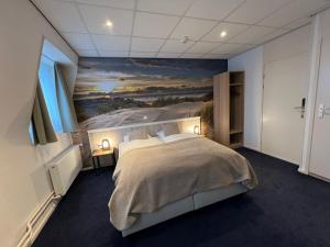 Rúm í herbergi á SEA YOU Hotel Noordwijk