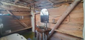 een badkamer met een houten muur en een wastafel bij Mini Lodge in Cabarete
