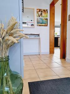 un vaso con fiori secchi in una stanza di Gîte A Brouca a Gouvy