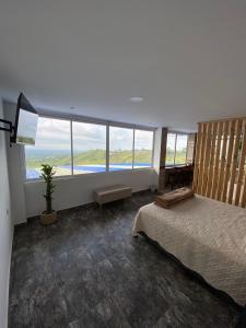 sypialnia z łóżkiem i dużym oknem w obiekcie Villa Jair Hotel w mieście Filandia