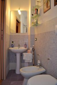 y baño con lavabo, aseo y espejo. en Casa Colorata, en Palermo
