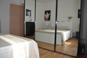 espejo en una habitación con 2 camas en una habitación en Casa Colorata, en Palermo