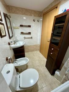 uma casa de banho com um WC branco e um lavatório. em Apartamento Mar de Oropesa I Ref 003 em Oropesa del Mar