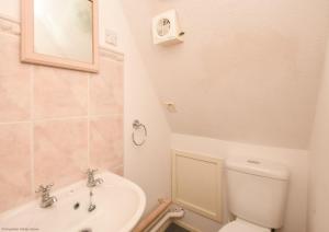 een badkamer met een wit toilet en een wastafel bij Chalet Twentynine in Deal