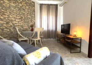 - un salon avec un canapé, une télévision et une table dans l'établissement Casa Paqueldo, à Amposta