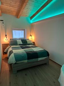 una camera da letto con un letto con una luce blu sopra di La Botte Piccola a Benevento