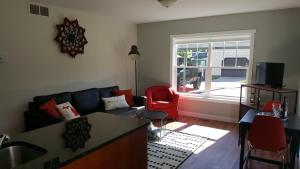 een woonkamer met een bank en een raam bij Modern and Pristine Condo -By the GT Commons in Traverse City
