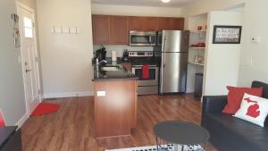 Een keuken of kitchenette bij Modern and Pristine Condo -By the GT Commons