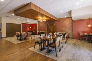 comedor con mesas y sillas de madera en Hotel MTK Mount Kisco en Mount Kisco