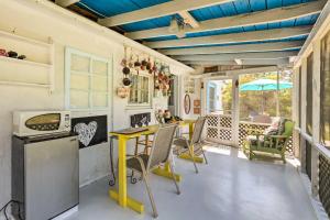 - une cuisine et une salle à manger avec une table et des chaises dans l'établissement Oceanfront White Stone Cottage with Private Beach!, à White Stone
