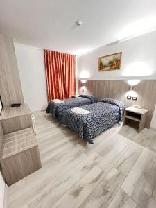 pokój hotelowy z łóżkiem i schodami w obiekcie Taverna Dantesca w Turynie