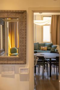 - une salle à manger avec une table et un miroir dans l'établissement Smartflats - L'Orangerie I Maastricht, à Maastricht