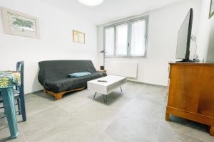 uma sala de estar com um sofá e uma mesa em The pretty urban harmony - 2 rooms #GM em Grenoble
