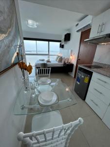 een glazen tafel in een keuken met een woonkamer bij Ecusuites Studio Two Riverfront con Jacuzzi Hidro Privado in Guayaquil