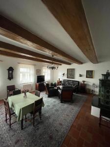 Chalupa u Veseckých في بينيسوف: غرفة معيشة مع طاولة وأريكة