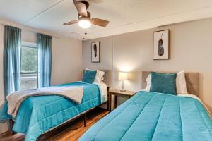 um quarto com 2 camas e uma janela em Quaint Shenandoah River Cabin Kayak and Paddleboard em Rileyville