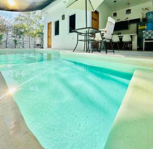 Ola Azul Monterrico, apartamento de playa completamente equipado y con piscina privada.