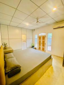 1 dormitorio grande con 1 cama grande en una habitación en Madiha Lodge by Land of Rizka, en Matara