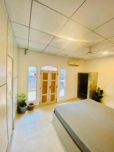 1 dormitorio con 1 cama grande en una habitación en Madiha Lodge by Land of Rizka, en Matara