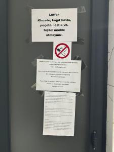 Eine Tür mit einem Schild, auf dem das Rauchen verboten ist. in der Unterkunft Nr1 Pansiyon in Canakkale