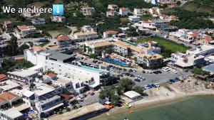 une vue aérienne sur une ville avec une plage et des bâtiments dans l'établissement Marianna Apartments, à Almyrida