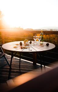 una mesa en una terraza con copas de vino y botellas de vino en Treedom en Prievidza