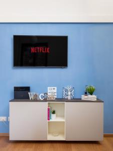 uma televisão numa parede azul numa sala de estar em Smart Home Sorrento - City center em Sorrento