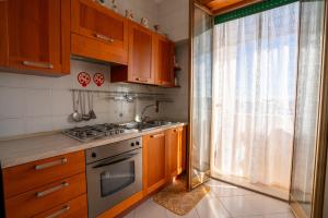 een keuken met een fornuis, een wastafel en een raam bij Elide Apartments - Comfort in Polignano a Mare