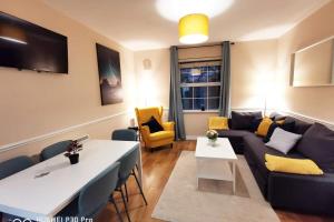 Posezení v ubytování NEW Spacious & central 3bedroom apartment TV& WIFI