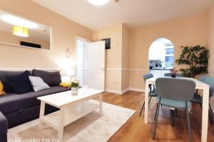 Posezení v ubytování NEW Spacious & central 3bedroom apartment TV& WIFI