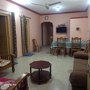 salon ze stołem i krzesłami w obiekcie S H coorg homestay w mieście Madikeri