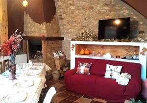 - un salon avec un canapé rouge et une cheminée dans l'établissement Casa Paqueldo, à Amposta