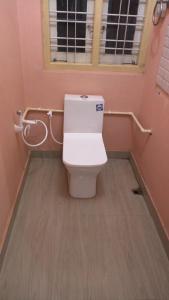 łazienka z toaletą i oknem w obiekcie S H coorg homestay w mieście Madikeri