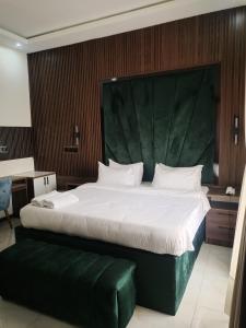 Postel nebo postele na pokoji v ubytování Passready Hotel and Suites Nnewi