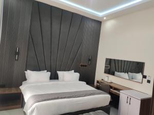 Postel nebo postele na pokoji v ubytování Passready Hotel and Suites Nnewi