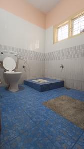 łazienka z toaletą w pokoju w obiekcie S H coorg homestay w mieście Madikeri