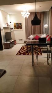 uma sala de estar com um sofá e uma mesa em New Cozy Sea View Apartment em Manama