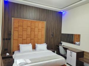Postel nebo postele na pokoji v ubytování Passready Hotel and Suites Nnewi