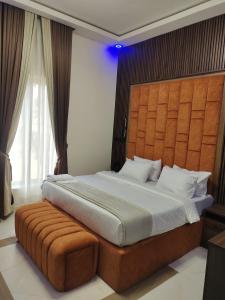 Postel nebo postele na pokoji v ubytování Passready Hotel and Suites Nnewi