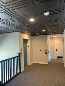 un corridoio in un ospedale con un soffitto di Boutique Hotel Room 2 a Northport Altre 16 foto
