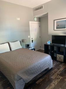 una camera da letto con un letto e una TV a schermo piatto di Boutique Hotel Room 1 a Northport