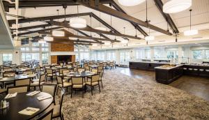 jadalnia ze stołami, krzesłami i oknami w obiekcie Nationwide Hotel and Conference Center w mieście Lewis Center