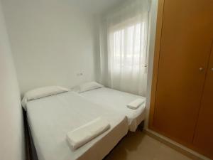 Postel nebo postele na pokoji v ubytování Apartamentos Los Almendros 3000