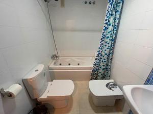 Koupelna v ubytování Apartamentos Los Almendros 3000