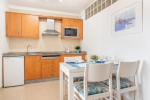 una cucina con tavolo e sedie in una cucina di Apartamento Erizo de Mar a Felanitx