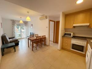 Kuchyň nebo kuchyňský kout v ubytování Apartamentos Los Almendros 3000