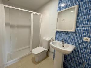 オロペサ・デル・マールにあるApartamentos Los Almendros 3000のバスルーム(トイレ、洗面台、シャワー付)