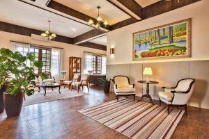 a lobby with chairs and a waiting room at Hotel Petrópolis in Nova Petrópolis